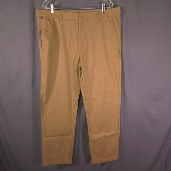Roundtree & Yorke Straight Fit Khakis Size 40x32 - Picture 1 of 7